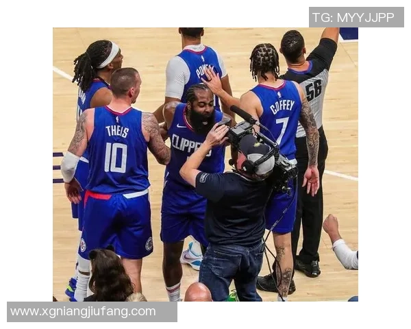 快船丧命失误谁该背锅- 哈登不接球情有可原，拿着1500万输球还笑